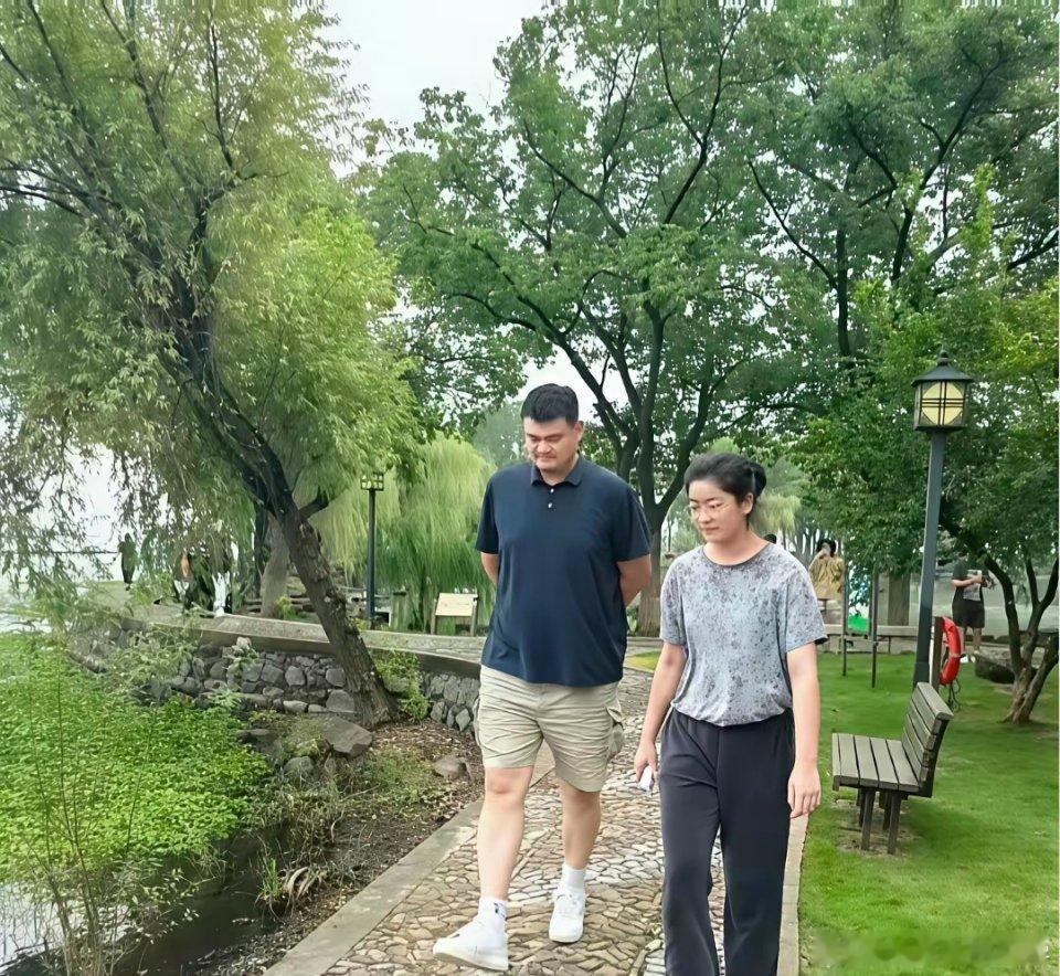 姚明女儿姚沁蕾太浪费这得天独厚的运动天赋了!​15岁的她身高都到爸爸肩膀了。​美