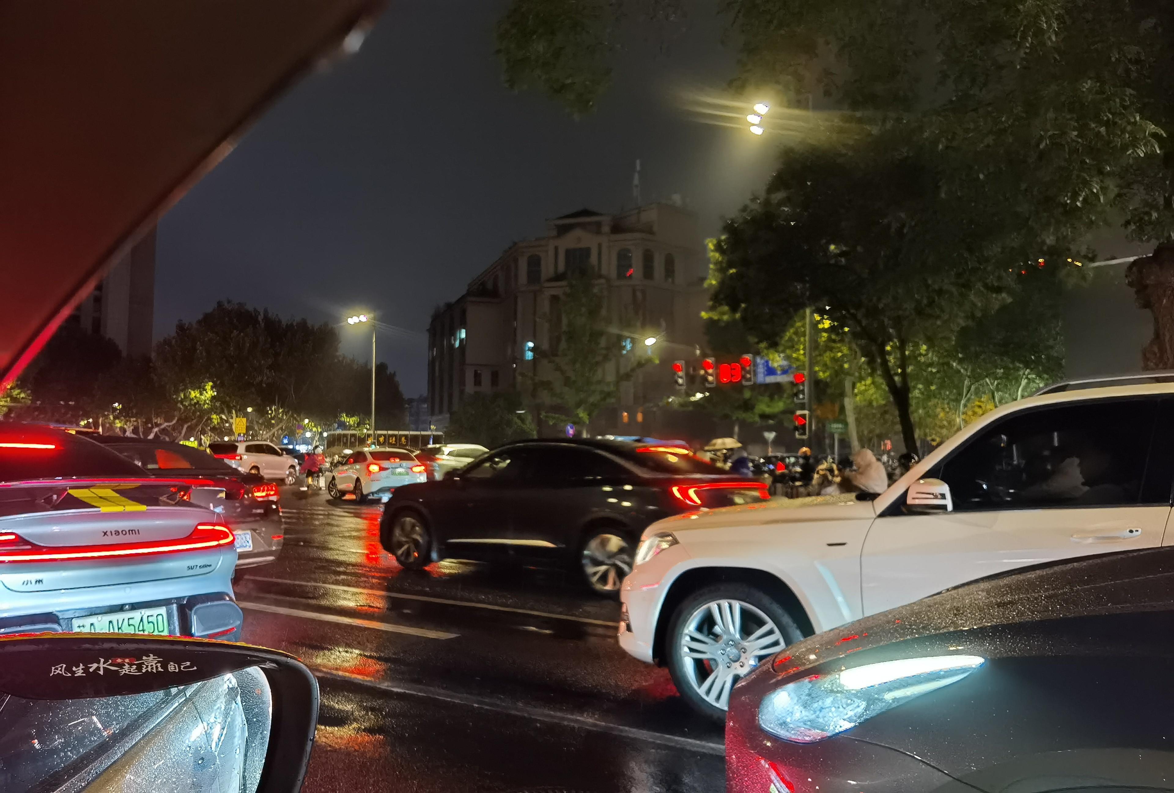 发现一个问题，南京的司机开车，实线变道很常见，甚至红绿灯口的实线变道都有。要是在