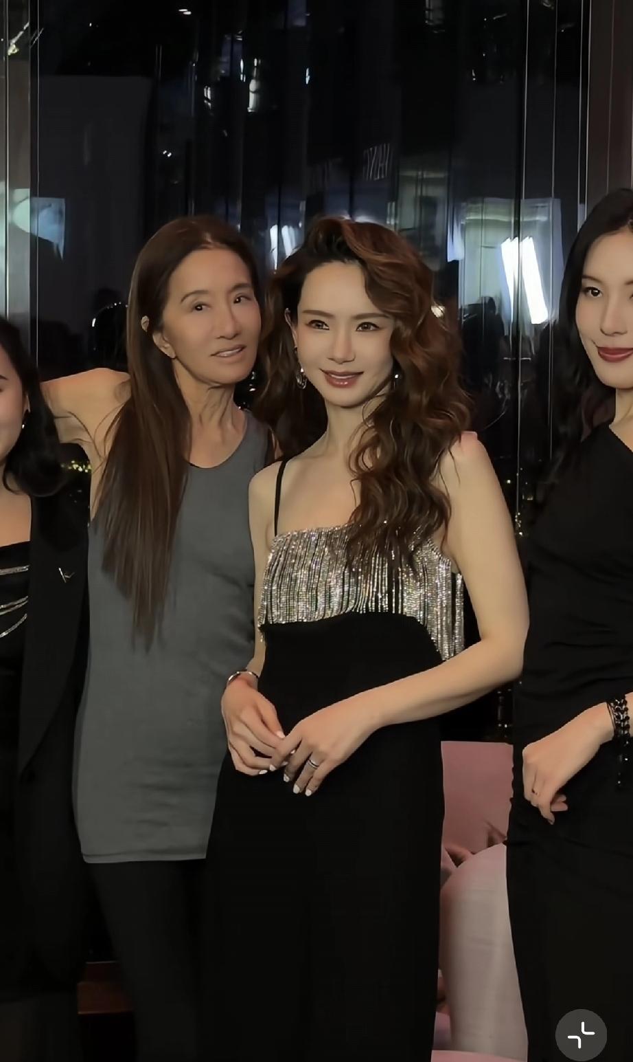 77岁王薇薇老得有点吓人，尤其胳膊肘和脖子里面的皱纹太多！3月19日，戚薇现