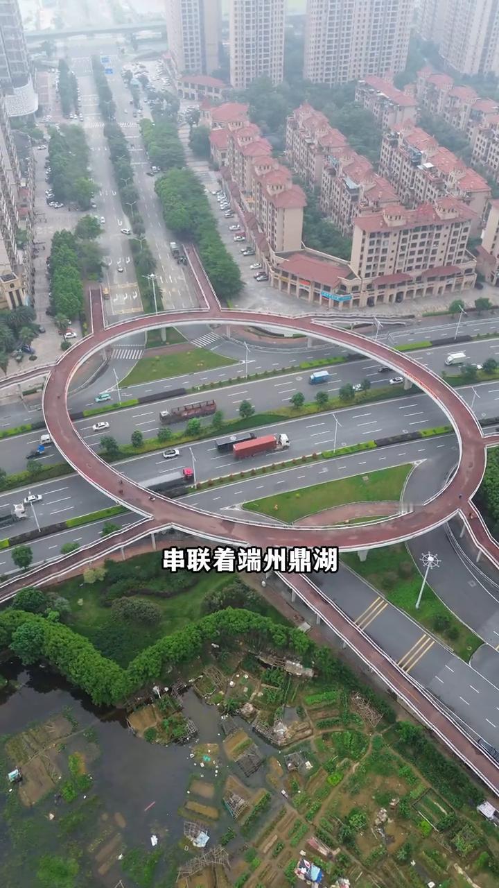 肇庆东进大道。这里就是肇庆赫赫有名的东进大道，每一位开车经过这里的司机都对它竖