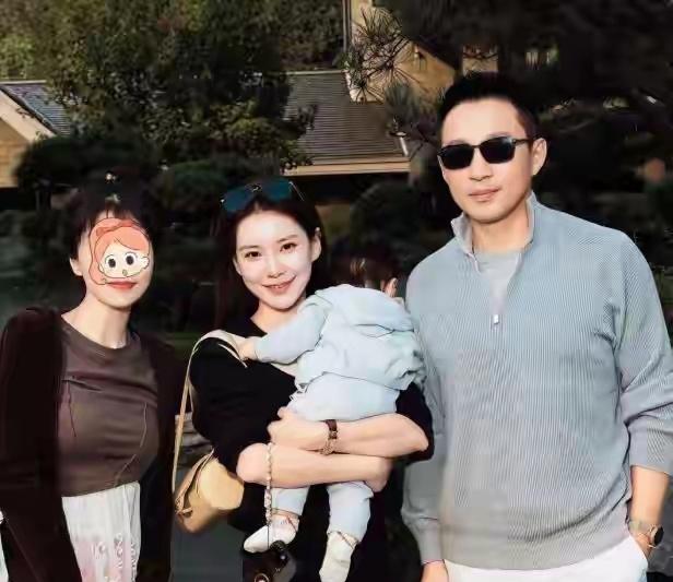 汪小菲这次带着马小梅和刚满1岁的汪小宝逛红螺寺，全程手牵着妻儿走台阶，连之前被拍