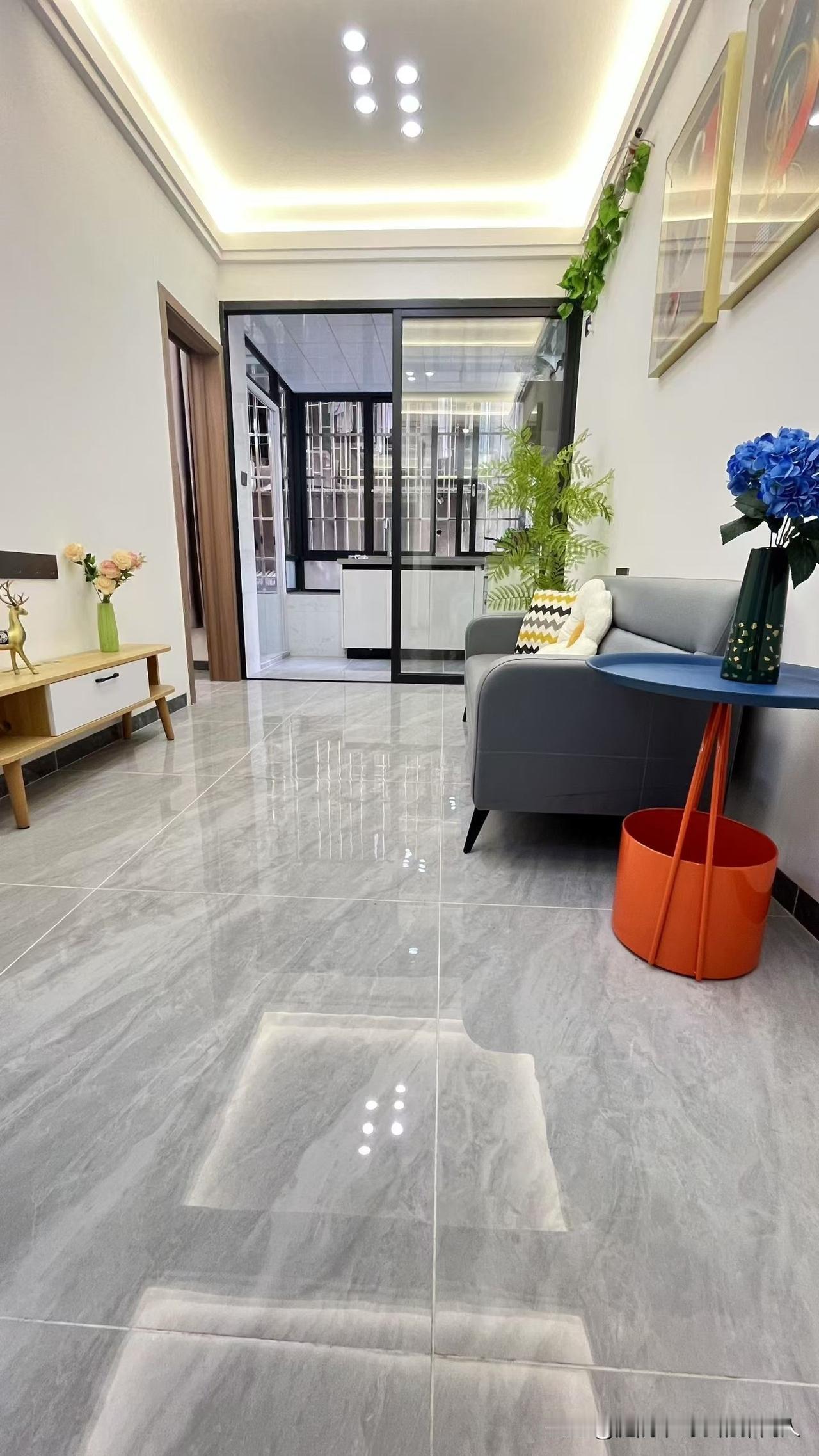 人真的不能太干净，我二婶特别爱干净，家里的地板永远一尘不染，每天拖完还要用毛巾反