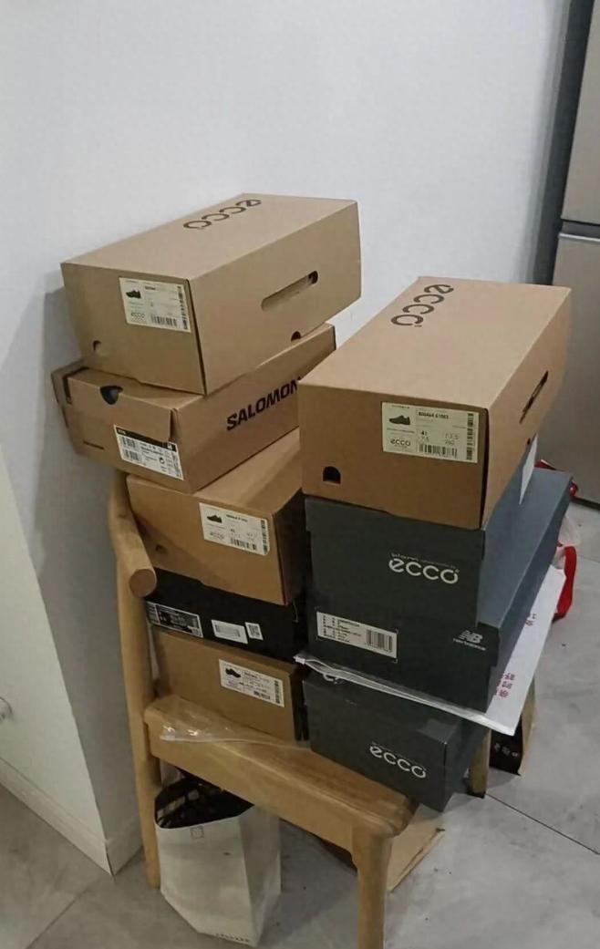 上海宝山警方抓了12个年轻人，平均二十多岁，有做快递的，也有干网店客服的。他