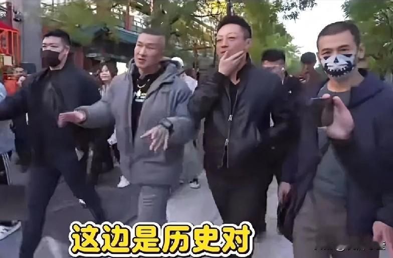 万能生活指南汪小菲和馆长同游北京，小菲特别有礼貌仗义好客[比心]人气火爆不输明星