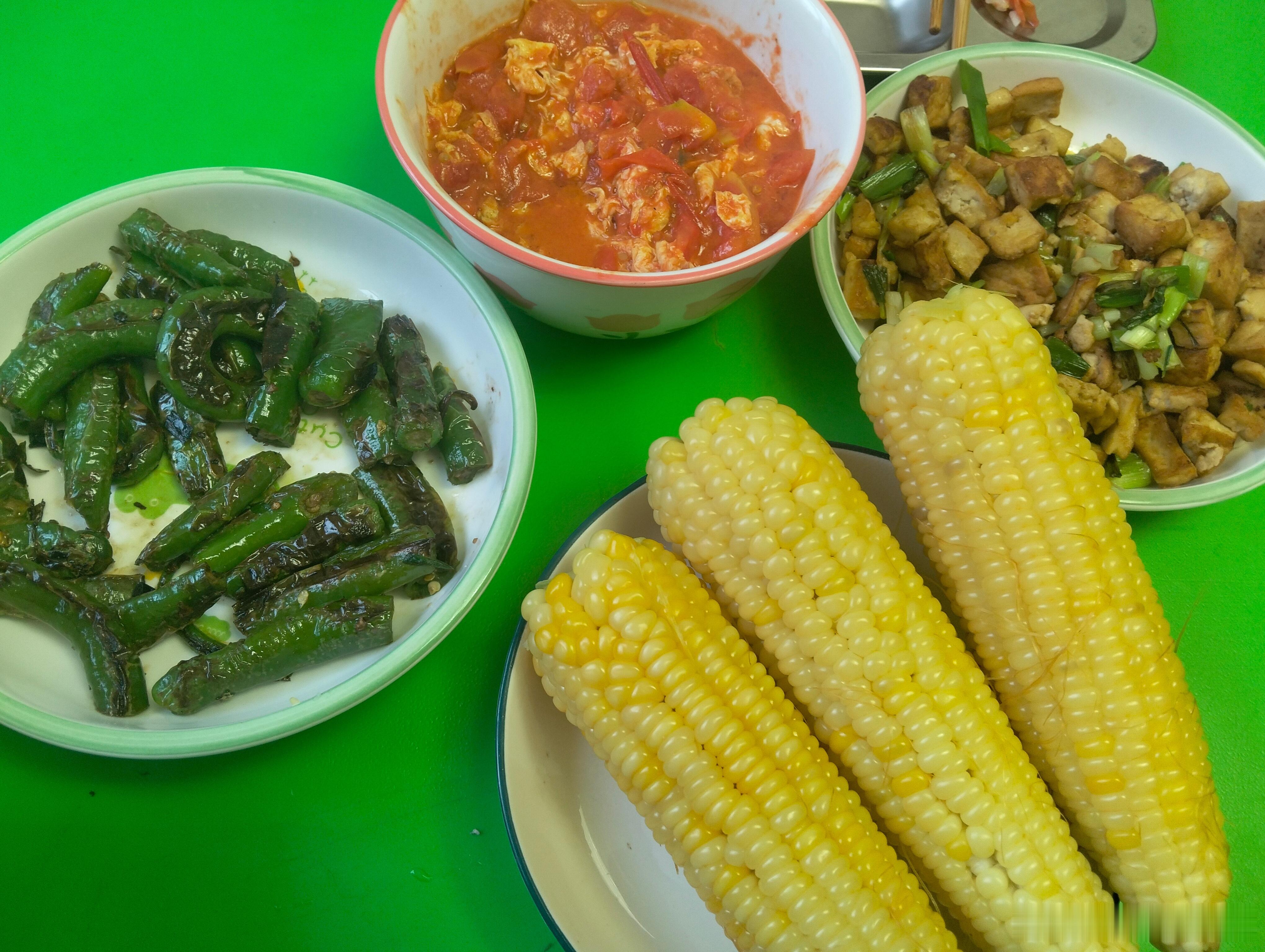 今晚全素晚餐，中午吃的全肉，所以晚上吃点清淡的，三个人三个菜，我的虎皮辣椒，大宝
