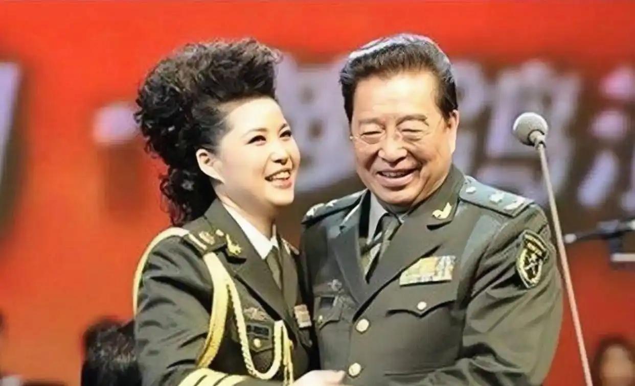 🌞1990年，李双江要娶学生梦鸽。母亲老泪纵横道：你是不是老糊涂了，她那么