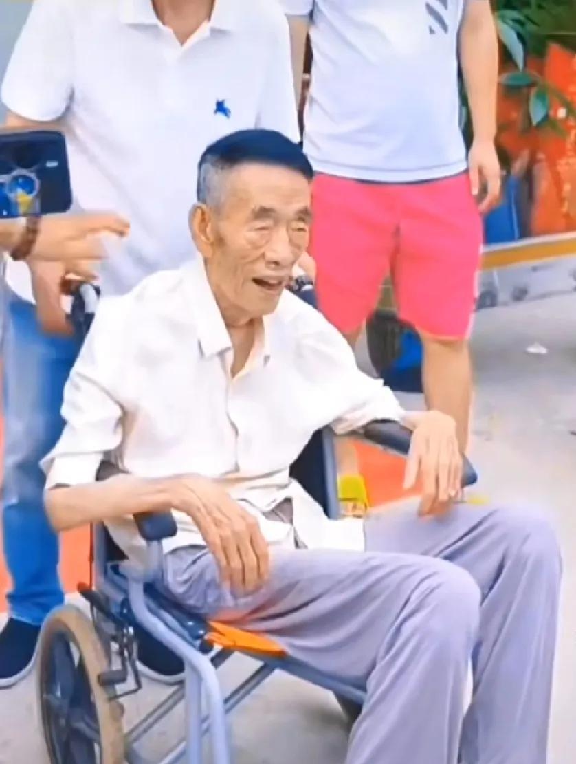 杨少华上午还参加天津一个新店剪彩仪式，下午就传离世，享年94岁。看视频地址像是