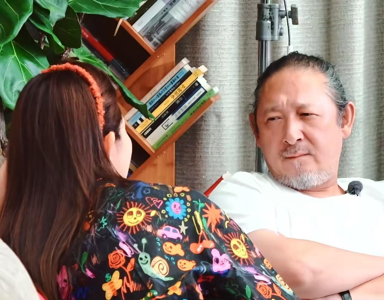 万千惠十分羡慕的对三宝说：“我大学同学在游船上演出，他是有编制的，五险一金上的很