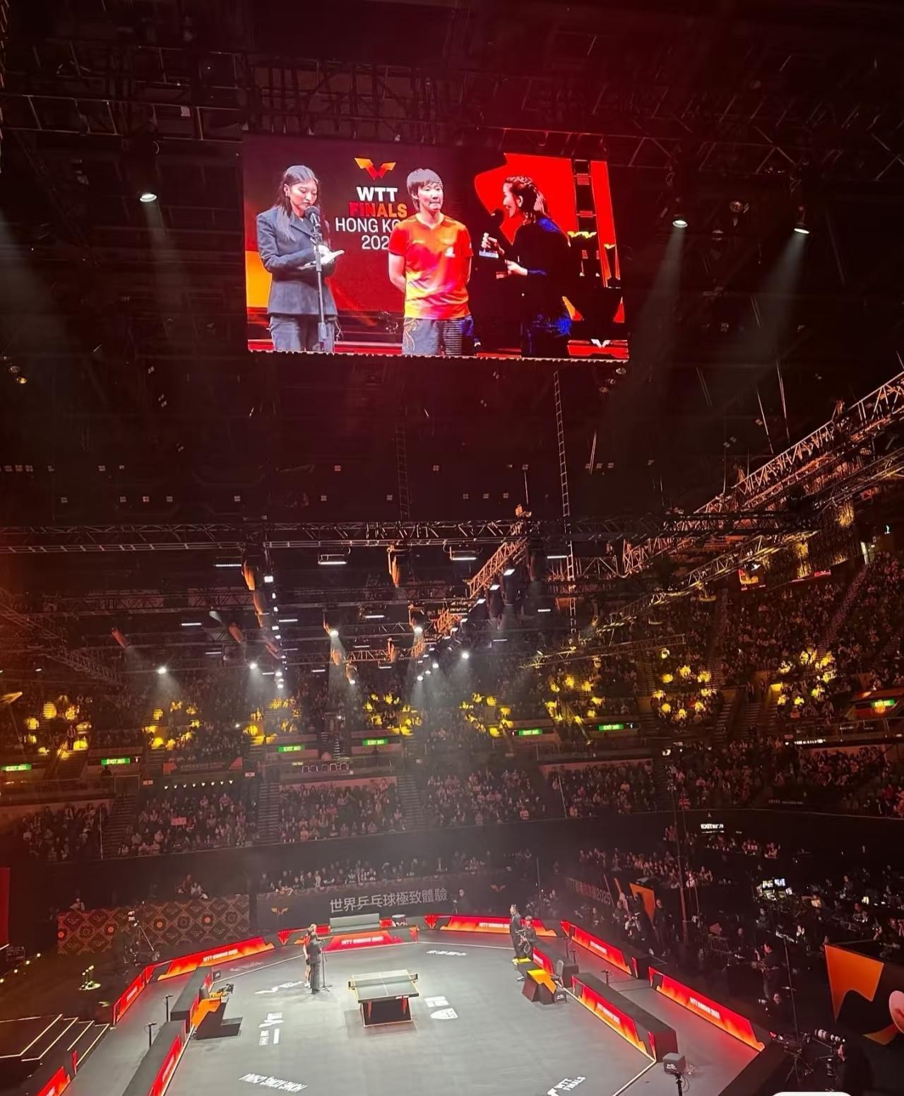 WTT香港年终总决赛，王曼昱女单卫冕成功，赛后采访现场照片！现场上座率非常好，