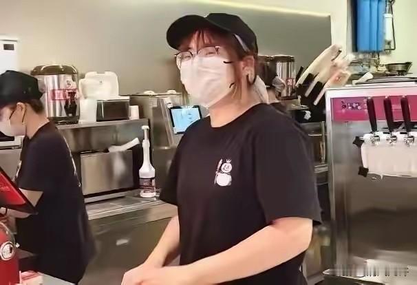 杭州，17岁女生在公厕发现一个文件袋，打开后大吃一惊，里面居然有大量现金！但小姑