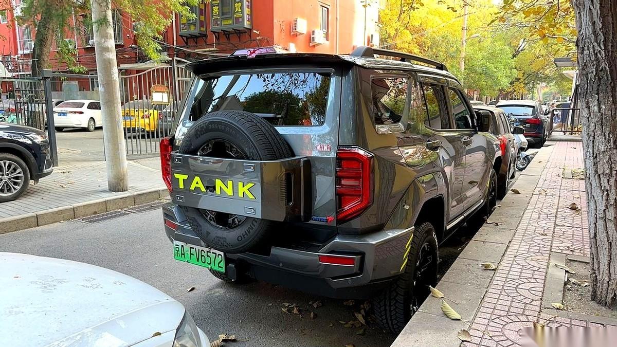 每次开着这大家伙回小区，保安大叔看我的眼神都充满了故事。一半是“哟，又换新玩具