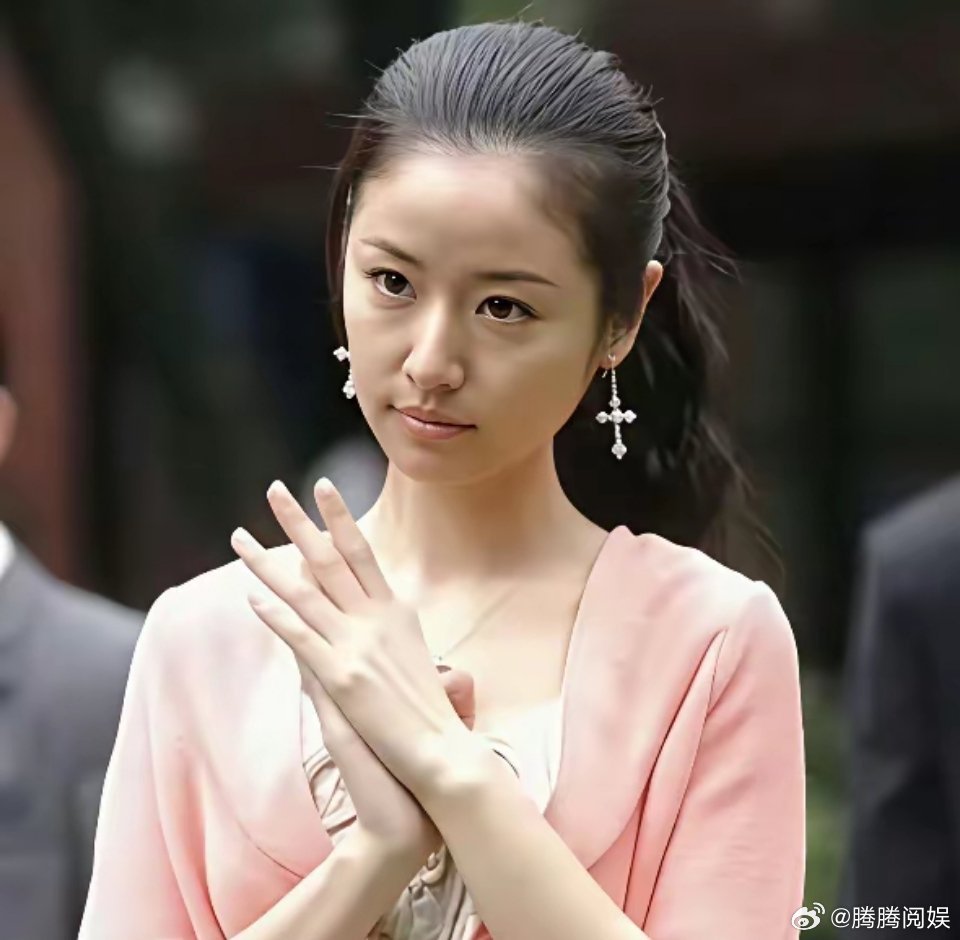 林心如，最让人羡慕的不是她老公是霍建华，而是她平整的发际线，那可是琼瑶藏的小心机！​紫薇的发型，还记