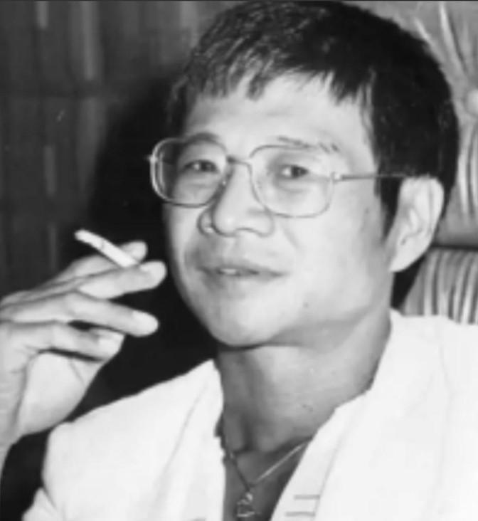 1957年，倪匡伪造多种公章、证件、介绍信，由内蒙古畏罪潜逃至广州，七月间偷渡至