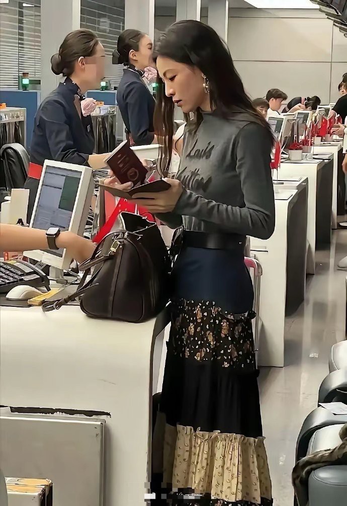 怪不得这么多男明星和她传过绯闻，现实中确实惊为天人。