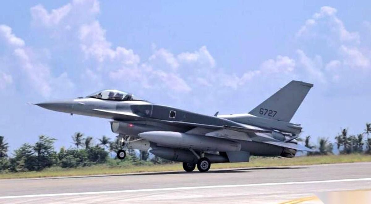 10月2日，两架机号6727和6728的F-16V战机降落在台东志航基地。这场