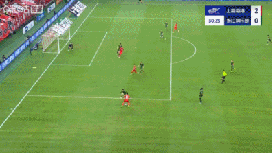 王燊超这个小角度兜射真是漂亮,中国球员也能踢出这样的惊艳进球,太棒了。或许有人说