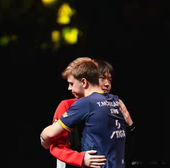 莫雷加德香港总决赛后发文竟然没有张本智和。莫雷加德说这一天很奇怪。我才他一定