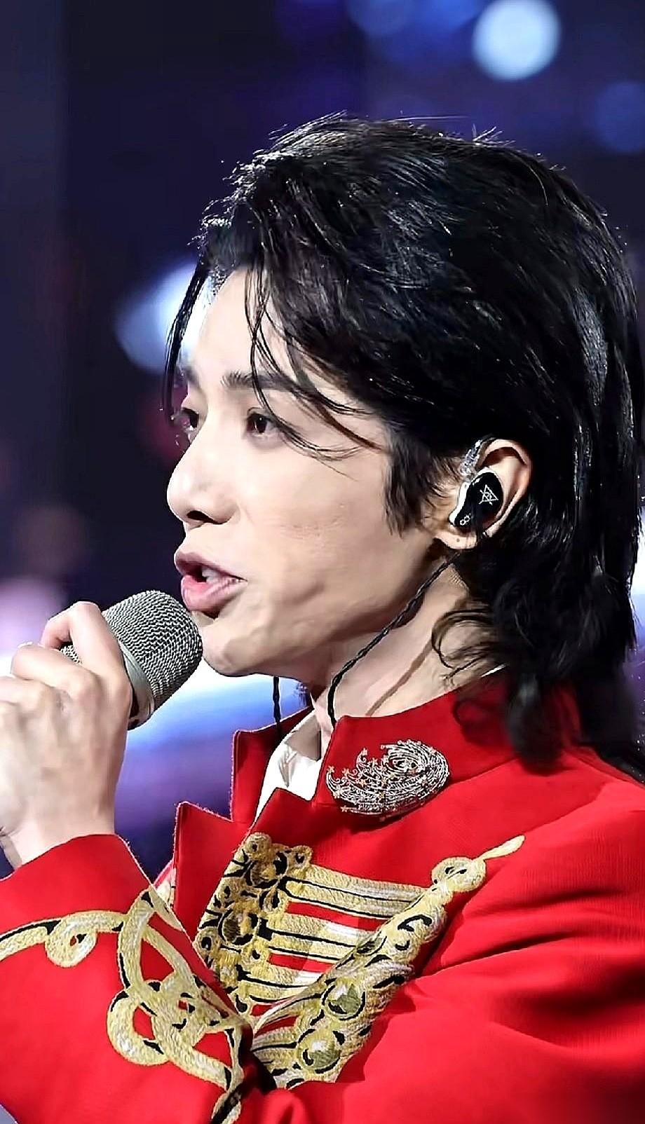 华晨宇这个人，真有点反常。你打开榜单，超话热度平平，常驻综艺里查无此人，一年到