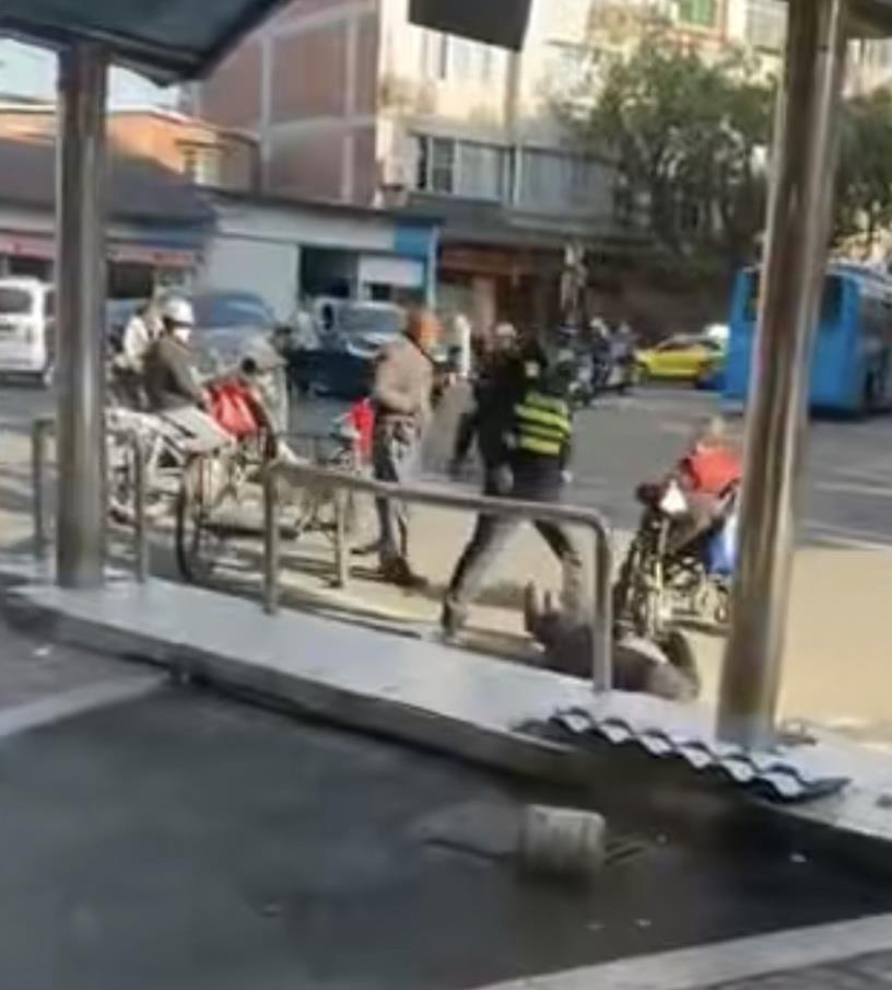 【老人被城管推倒后离世！福建这起悲剧撕开多少执法伤疤？】家人们，福建福安这