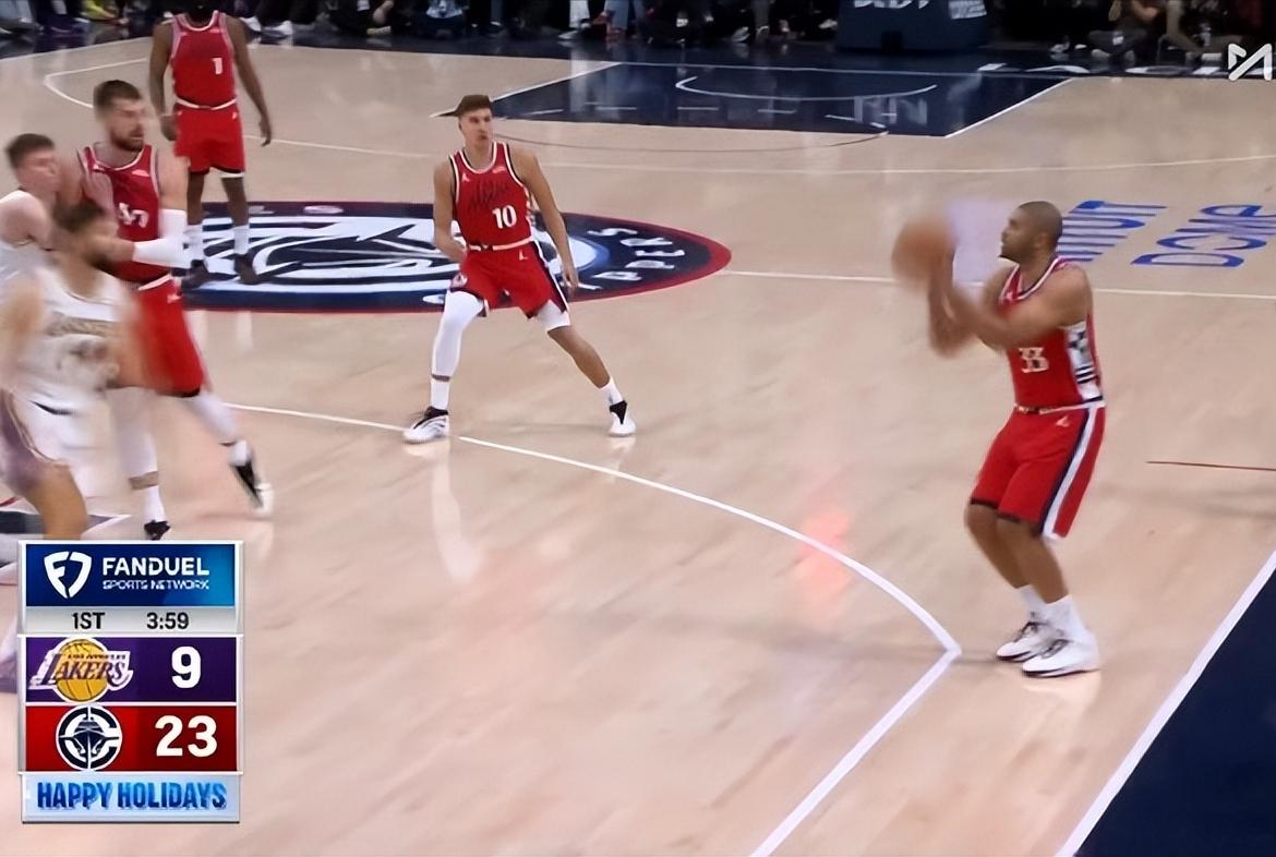 湖人的防守有多差，如图所示！那是巴图姆啊，是快船本赛季最准的球员，结果三分投