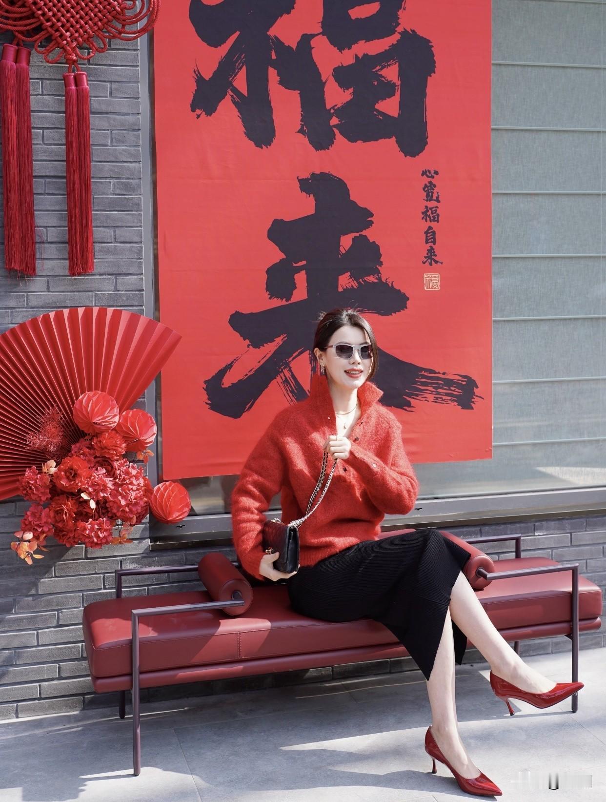 要是跟自己打气，“管它前路千军万马，我自一马当先。新的一年，做自己的英雄”，瞬间