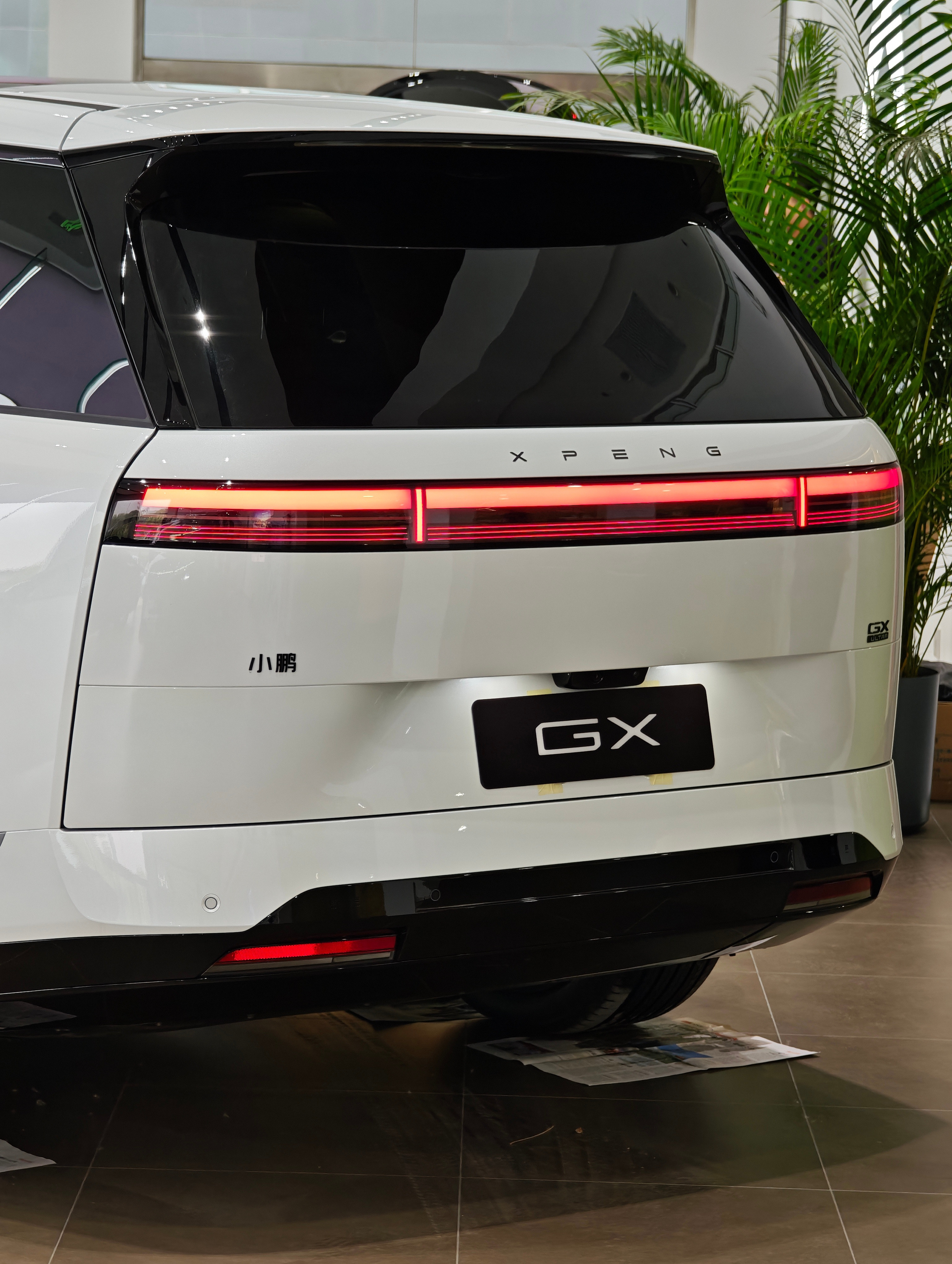 来看看小鹏GX~我发现GX前后的贯穿灯依然是三段式，之前看官图，一直以为是一体的