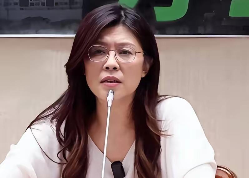 郑丽文刚在会上拍着桌子说2028要带这边阵营掌权、立院过半，还想把高雄台南拿下来