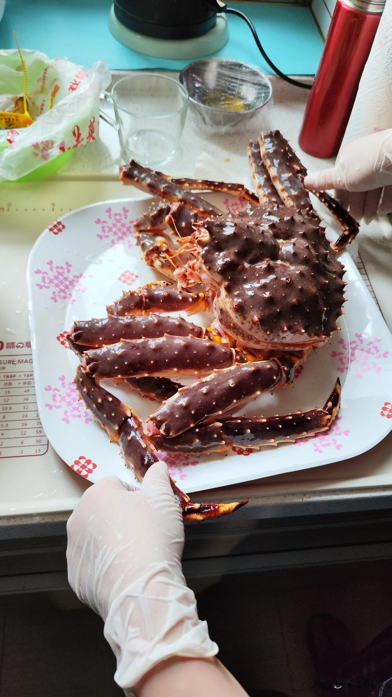 我的宝藏兴趣吃海鲜~在北京盒马鲜生买了一只帝王蟹，4只梭子蟹，一斤活虾，在家吃一