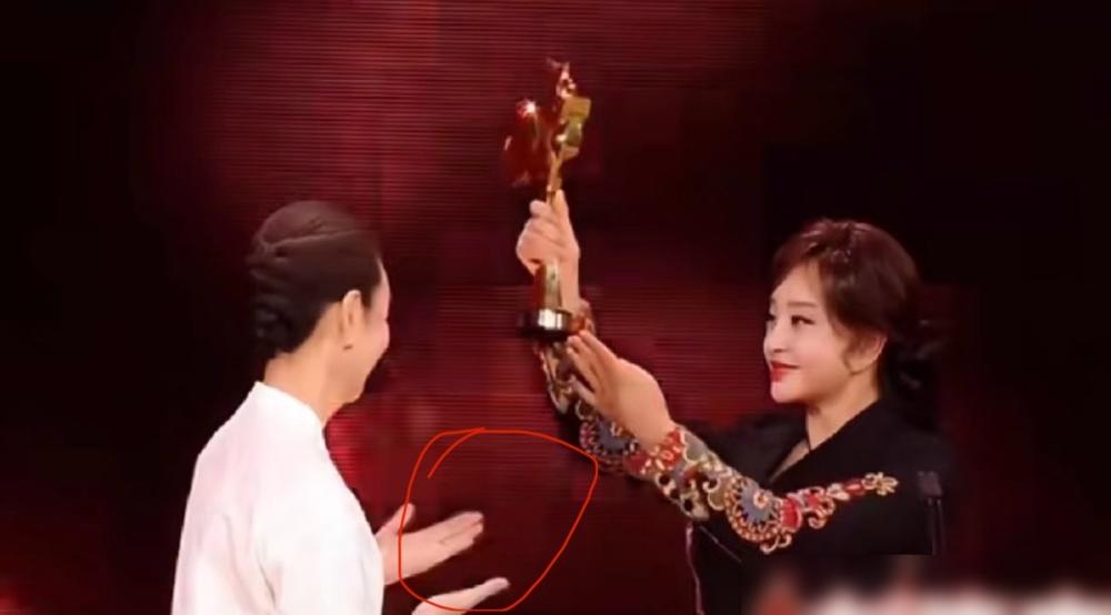 奚美娟现在最害怕的不是她前夫，​也不是一直爱她的那些观众，​更不是找她拍