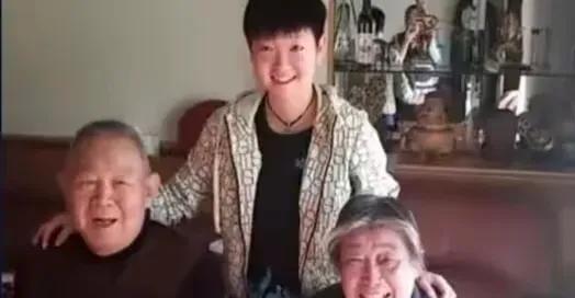 孙颖莎和姥姥这张脸，简直是Ctrl+C再Ctrl+V。你看她俩笑起来的嘴角弧度