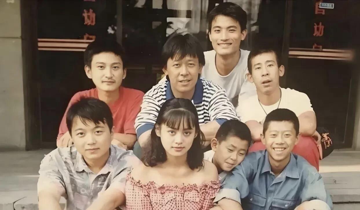 这是拍于20多年前的一张老照片，一眼就能认出右边的夏雨，他看起来又年轻又矮小，有
