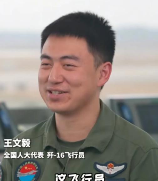 原来战机飞行员这么累，歼16飞行员王文毅曾说，一天在空中巡航的时间超过8个小时，