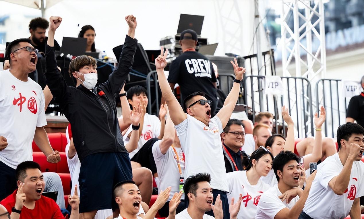 中国三人男篮绝杀了加拿大。你得承认，在五人制篮球场上，中国男篮与加拿大的差距是