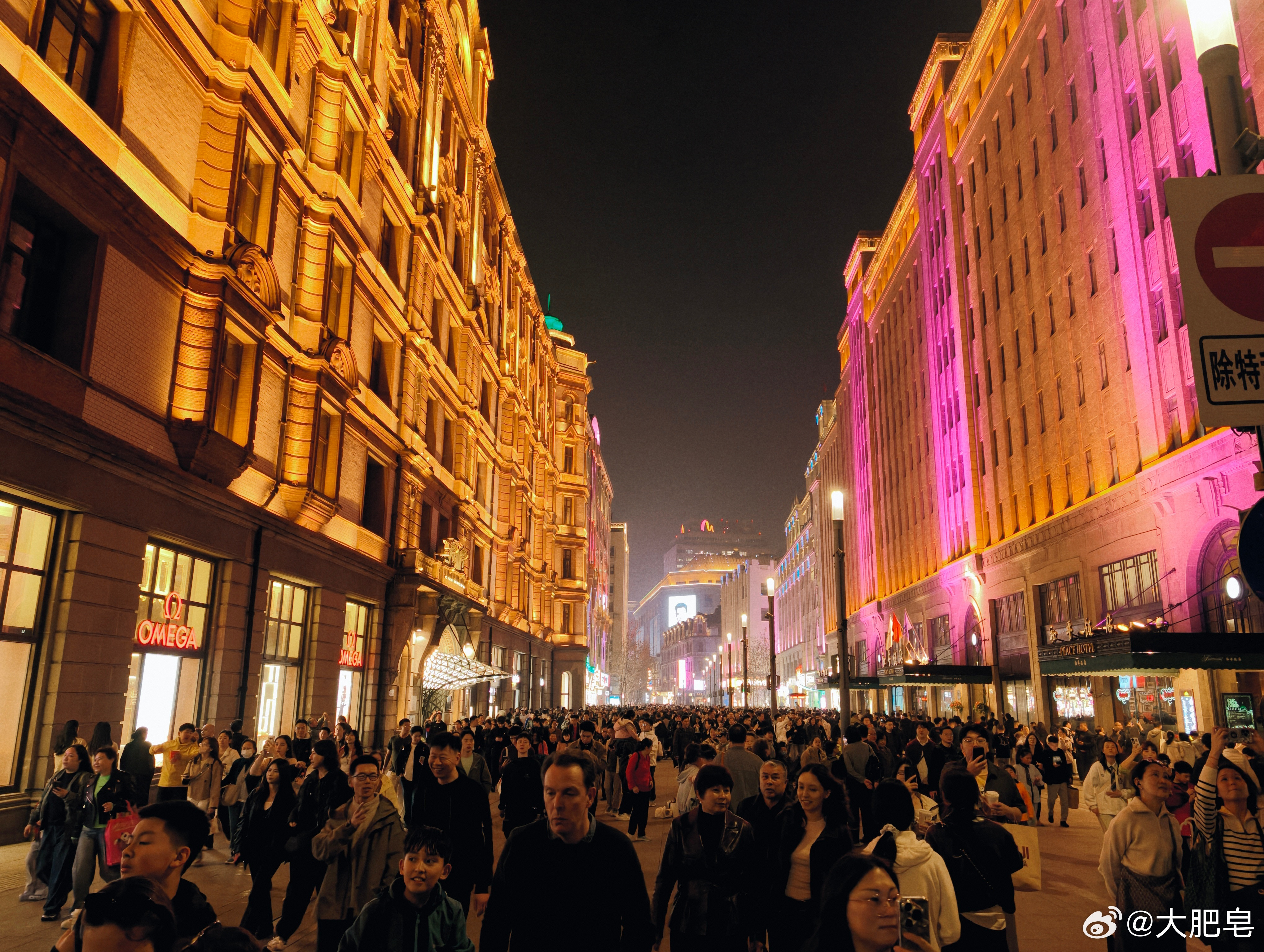 这也不是周末呀，南京东路，外滩怎么这么多人。都是来旅游的嘛～如果来旅游的话。那一