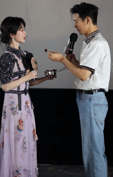李现喂杨紫樱桃杨紫李现还原喂樱桃名场面杨紫李现还原喂樱桃名场面，咱就说这