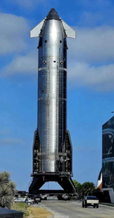 40层楼那么高，5000吨重，33台发动机一起点火——这枚火箭，下个月就要飞了。