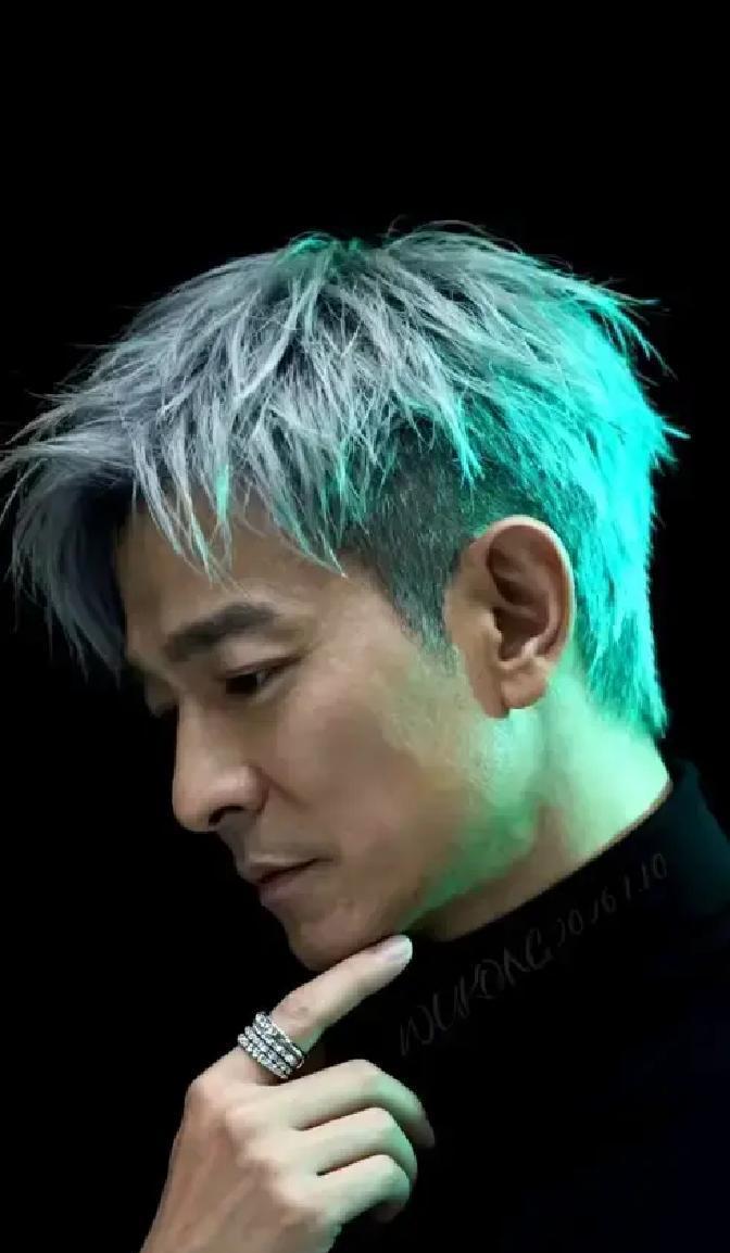 扒完刘德华的一天，我脊背发凉。他不是在“生活”，他是在精密地“运行”一台顶级机