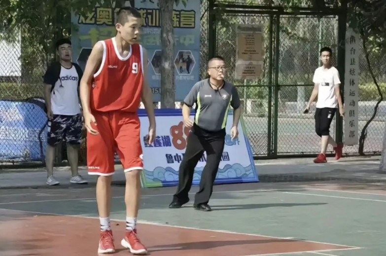 杨翰森父母谈如何培养儿子:我们不懂篮球，但懂坚持的意义杨翰森，出生于2005