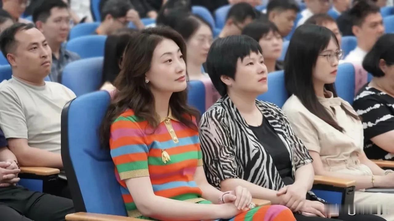 家庭条件好的孩子看上去都淡淡的，就是一有一种“松弛感”的具象话，说实话，宗馥莉穿