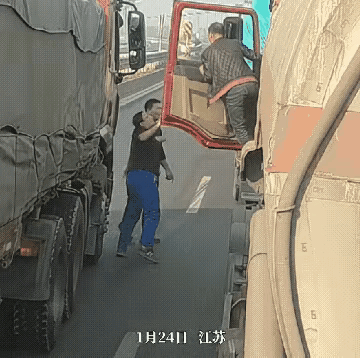 不管谁对谁错，就是劝架[比心]贤妻一枚啊[比心][赞]，两个男人感激这个女人吧[