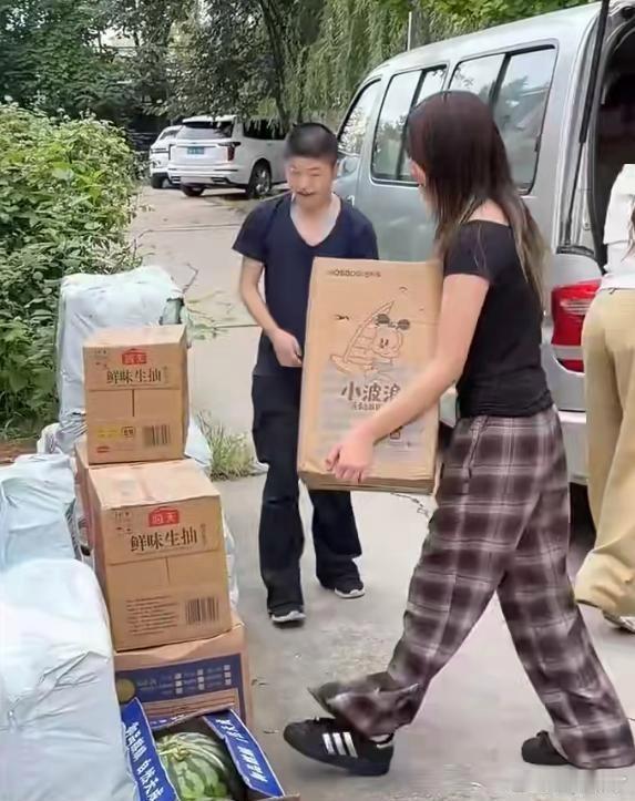 贾乃亮跟前妻同框现身，脸色尴尬眼神闪躲，这也算是世纪和解？​