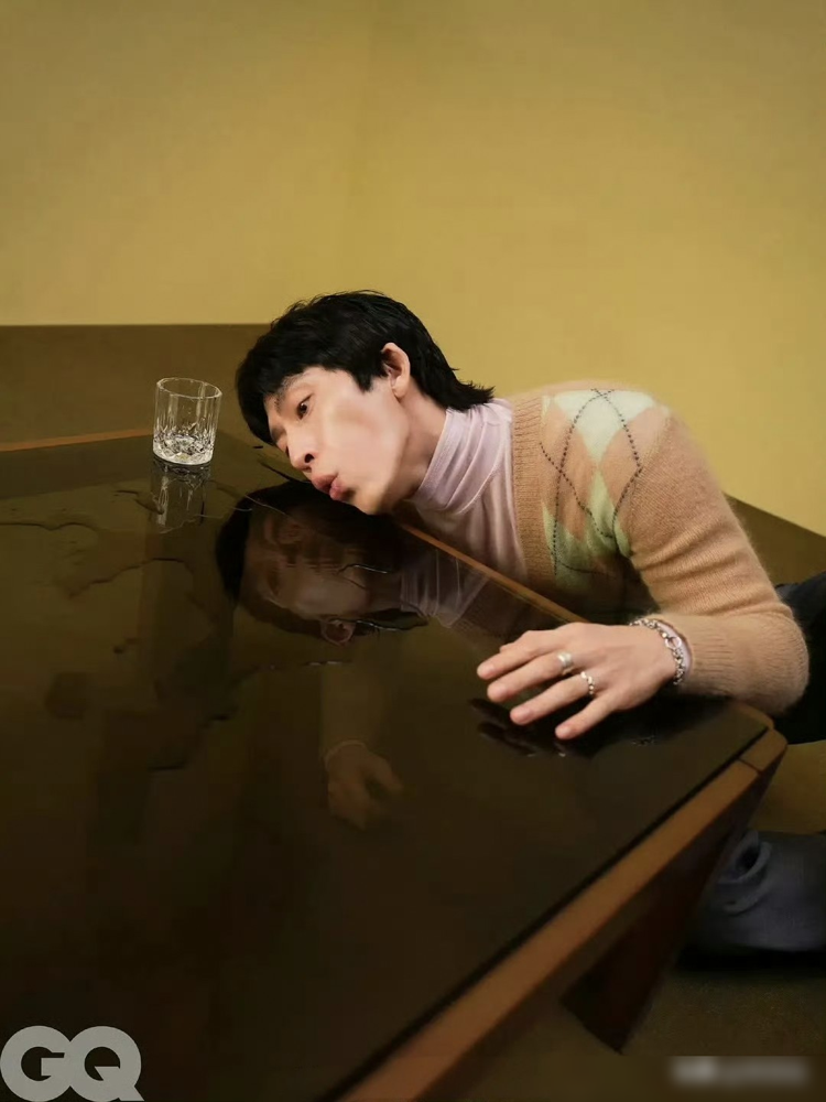 李庚希那张脸一出来，评论区直接炸了，眼神发直，脸上还抹着绿颜料，跟丢了魂似的。跟文淇、刘浩存那仨人摆