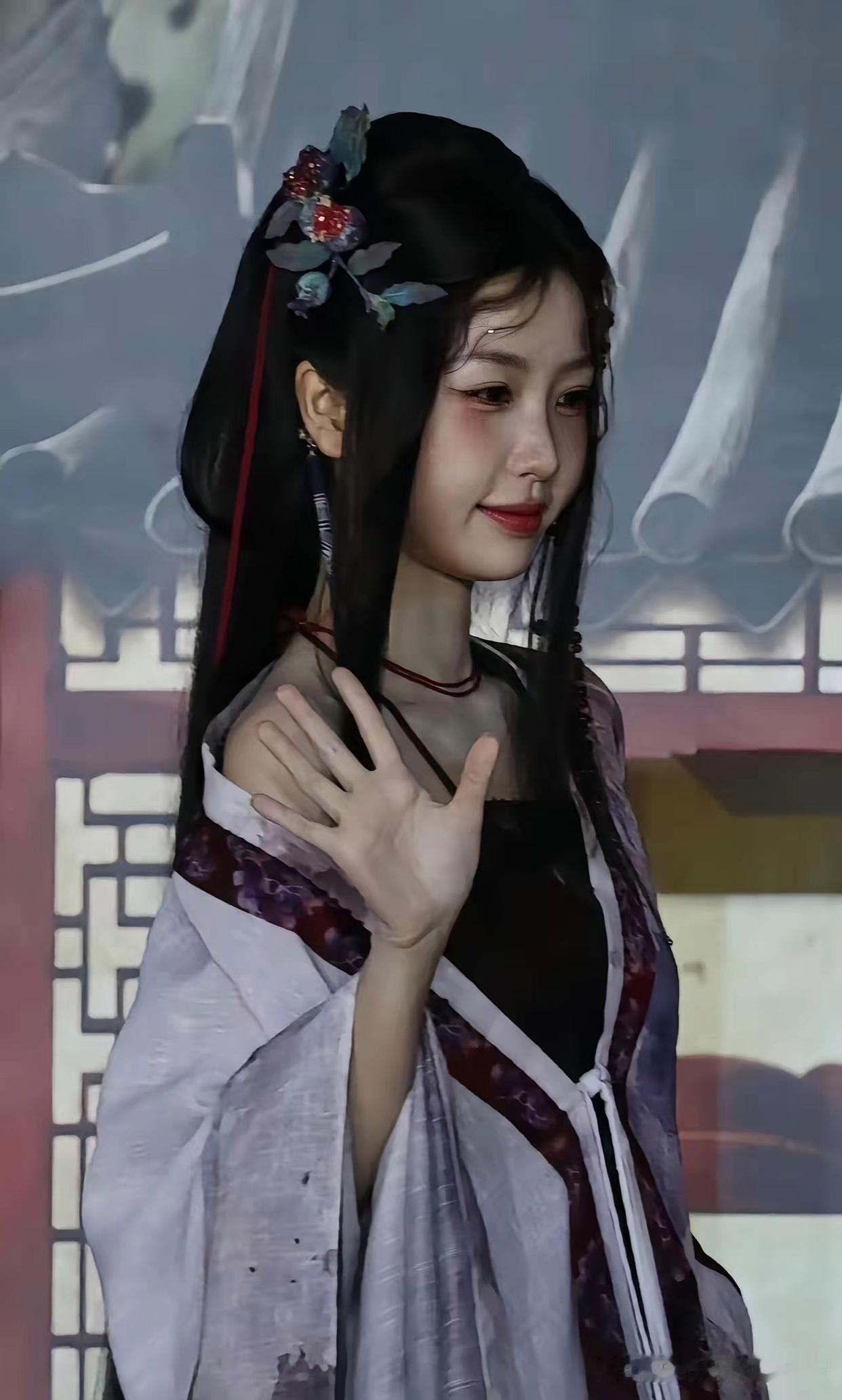 虞书欣搭档侯明昊，一时间竟分不清这两人谁更尴尬。