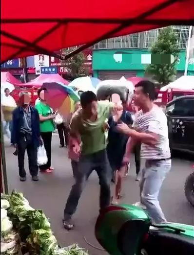 内蒙古包头市，一男子摆摊时和另一摊主因摊位归属问题发生了争执，对方摊主先动手打了
