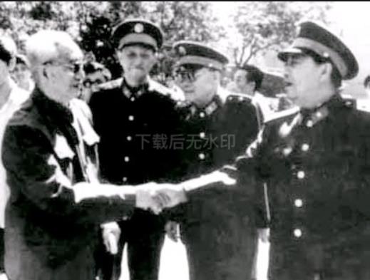 上世纪80年代中期，徐向前副主席接见一些高级将领，与他们握手。徐帅穿着中山装
