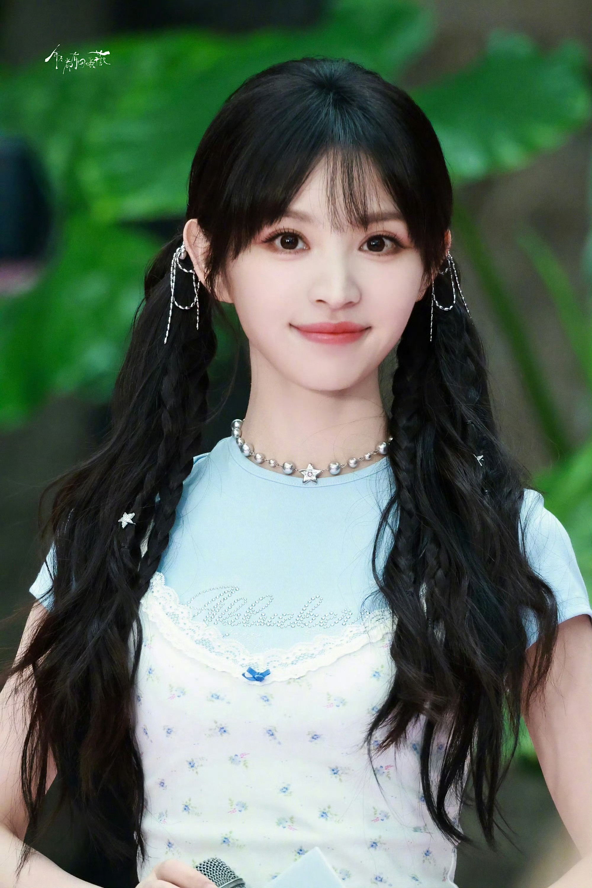 这个双马尾造型简直是“甜妹天花板”！编着星星的麻花辫配上满屏的梨涡笑，每一帧都在