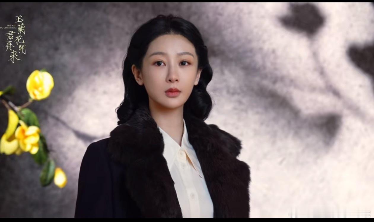 杨紫《玉兰花开君再来》的发型要么加个刘海，要么发际线做的自然一点。现在的发际线做