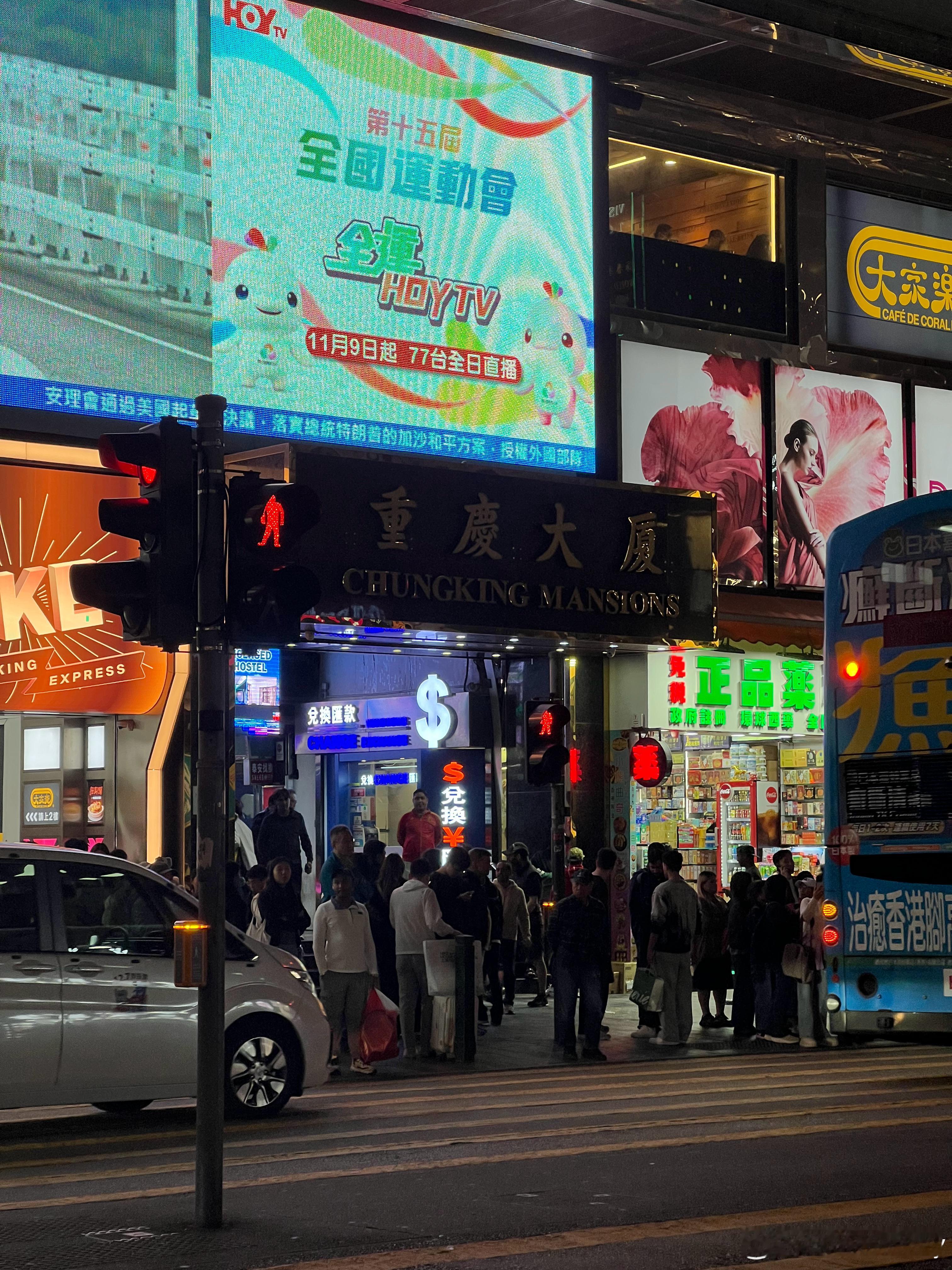 重庆大厦我以为是20年前广州火车站差不多的环境，没想到这么和谐，外国友人们这么n