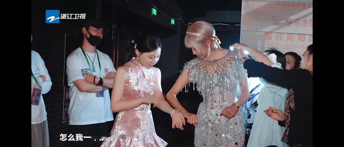 关晓彤没发生日祝福，鹿晗也没回应。没人提分手，但谁都知道，该翻篇了。她黑了，