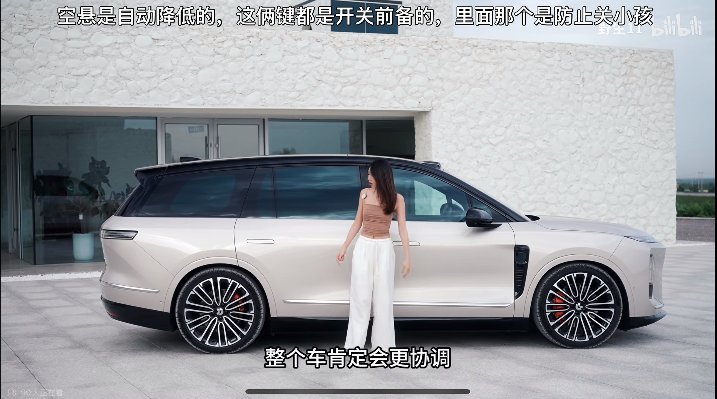 全新蔚来ES8这个金色的侧面颜值可太高了。你们觉得这车最大的竞品是谁？​​​
